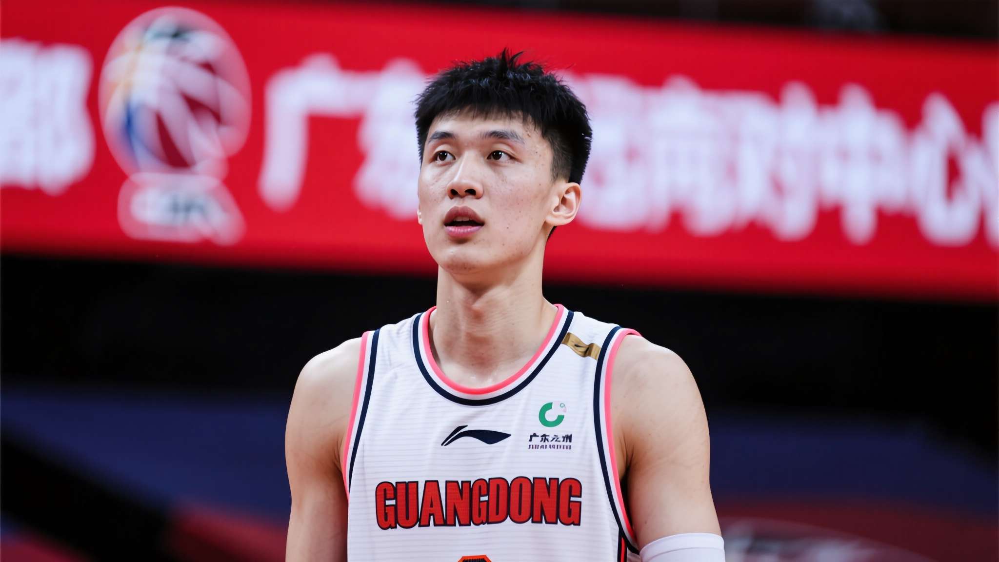 广东男篮今日早报!陈老板带领球队抵达北京开练,徐杰深夜表态,广东占据心